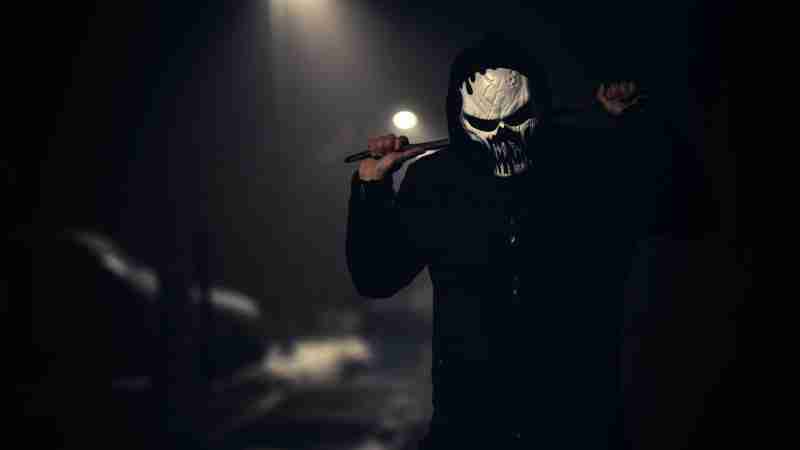 A spooky masked figure holding a weapon in a dimly lit street at night., tags: serien der deutschen - pexel
